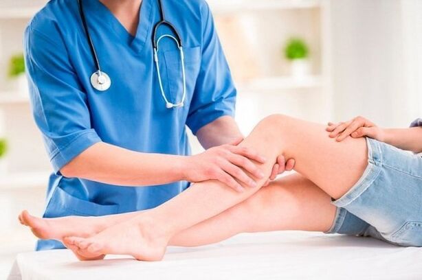 A phlebologist treats varicose veins in the legs. 